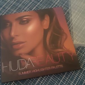 Huda Beauty Summer Highlighter palette